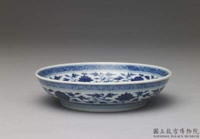 图片[2]-Dish with Indian lotus scrolls in underglaze blue, Qing dynasty, Qianlong reign (1736-1795)-China Archive